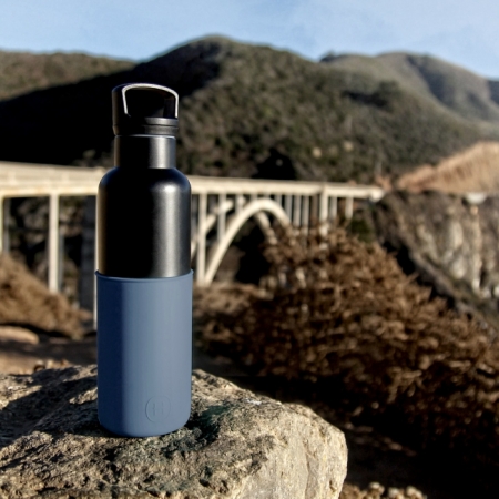 【美國HYDY】時尚保溫水瓶-黑瓶＋海軍藍矽膠套 590ML