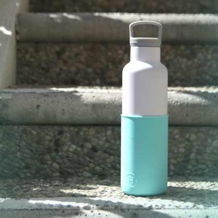 【美國HYDY】時尚保溫水瓶-白瓶＋北極藍矽膠套 590ML