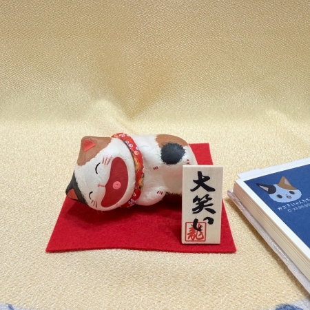 【龍虎堂】京都手作和紙擺飾-大笑貓（寢）-三毛 限時85折/售價已是折扣價
