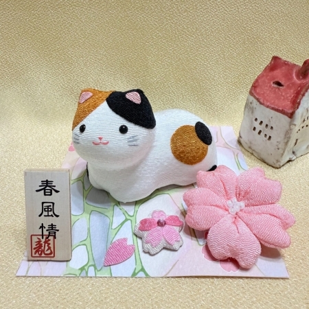 【龍虎堂】京都手作縮緬擺飾-三毛貓與四季（有底版）-春風情 限時85折/售價已是折扣價