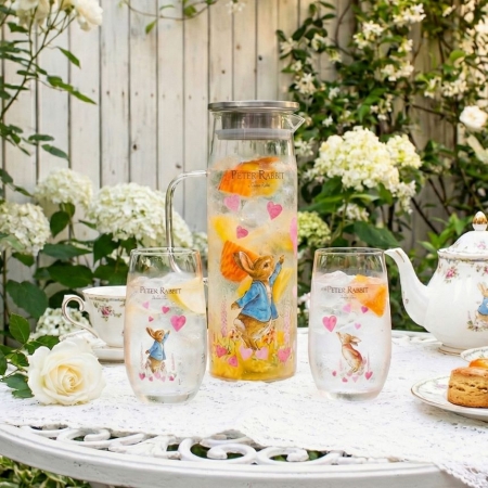 精緻禮盒趣~【PETER RABBIT 比得兔】耐熱玻璃水壺1300ml 附水杯2入組 （一壺二杯組） - 2款可選（綠野仙蹤/心心相印）