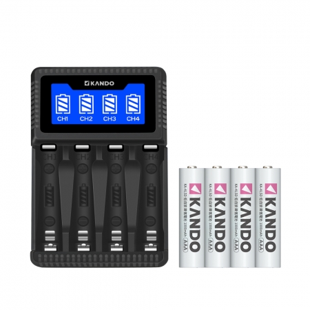 Kando 感動 【四槽充電器＋4號鎳氫電池*1卡】C4液晶顯示電量四槽充電器 3/4號鎳氫低自放電池 指紋鎖遙控滑鼠鍵盤電池 再送USB充電器
