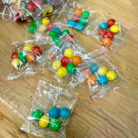 馬來西亞 日日旺 聖誕節彩豆糖 聖誕襪子 彩虹軟糖 彩色脆皮軟糖 酸酸甜甜好滋味-10入組