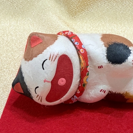 【龍虎堂】京都手作和紙擺飾-大笑貓（寢）-三毛 限時85折/售價已是折扣價